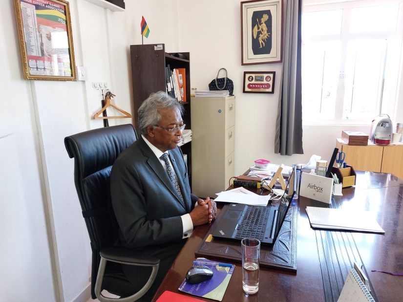 Mr Armoogum Parsuramen in a meeting with KPMG